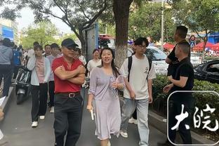 申花外援特谢拉社媒晒照：带家人游玩上海街头，在田子坊用餐